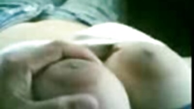 Geile huisvrouw betrapt prive sexfilmpjes op masturberen in bad