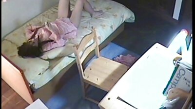 Huisvrouw bedriegt haar man jongen en meisje neuken met het vriendje van haar dochter in de keuken